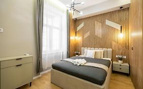 Exclusive N' Spacious Elizabeth Central Suite